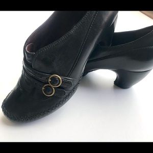 Clark’s Indigo Pump, lo heel, Black Leather,finger rubber grip soles!  Sz 7 1/2